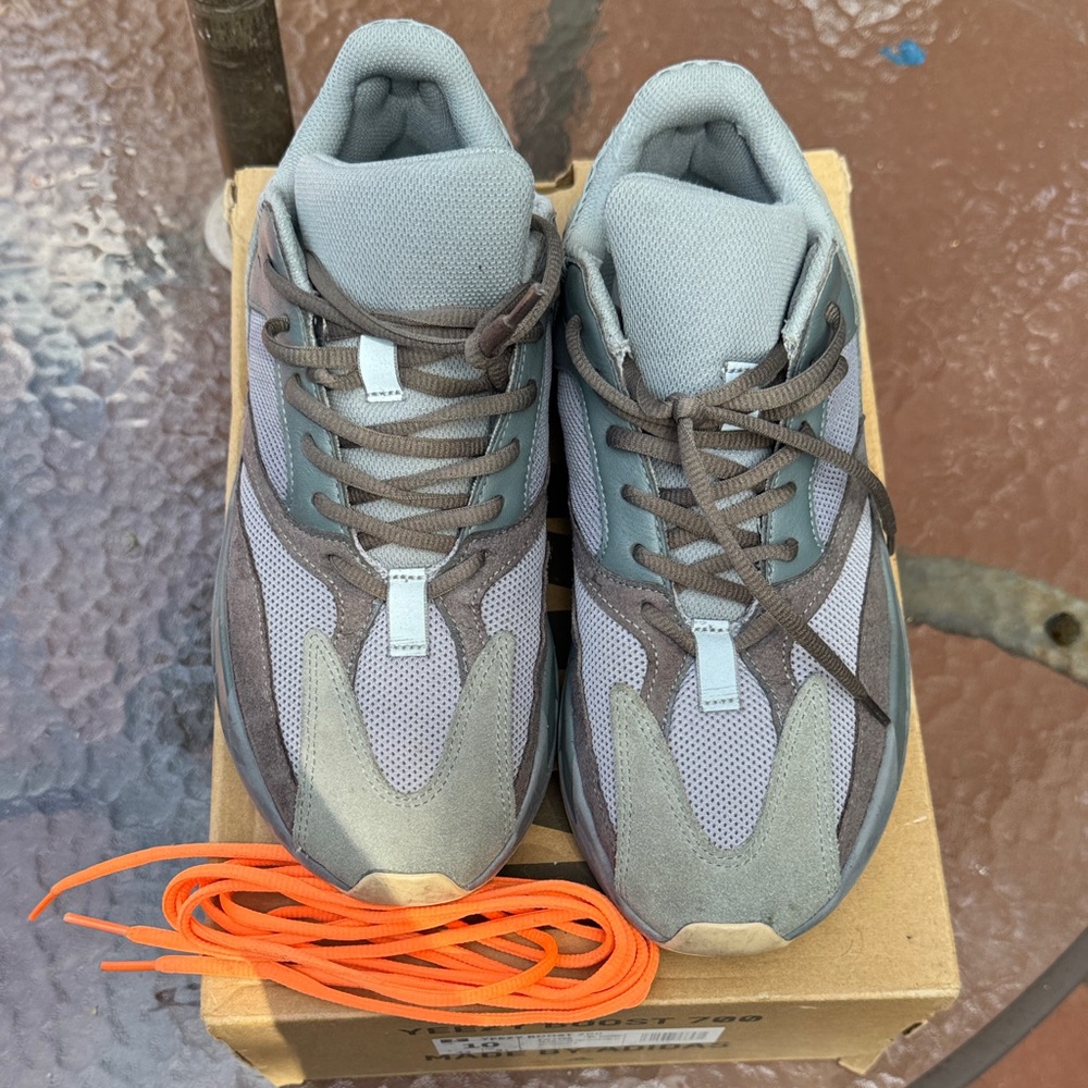 Yeezy boost 700 Teal Blue